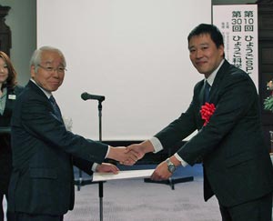 表彰式の様子(左は井戸兵庫県知事)