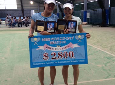 写真:優勝した田中真梨選手(右)、久見香奈恵選手(左)