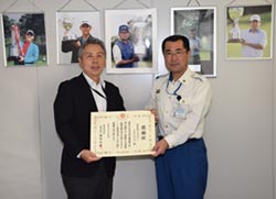 感謝状を手にする田中社長と瀬戸警防課長（右）