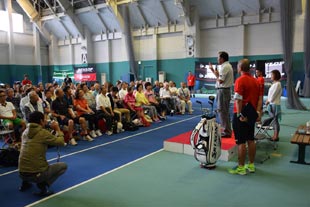 ダンロップスポーツクラブのテニスコートで行われた中嶋プロの講演会
