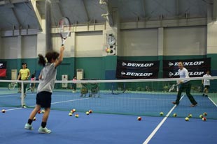 「PLAY＋STAY」で子供とテニスをする清水プロ（写真右）