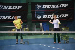 テニスレッスンをする黒田プロ（左）と清水プロ（右）