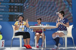 トーク中の様子。左から司会の安井まみ子氏(元広島テレビアナウンサー)、奈良選手、古閑プロ