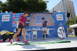 パター対決に勝って喜ぶ奈良選手