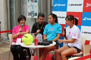 トーク中の様子。左から司会の安井まみ子氏、ディアス選手、土居選手