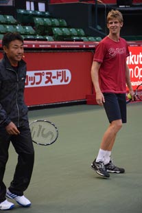 解説をつとめる鈴木選手（左）とアンダーソン選手（右）