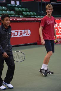 解説をつとめる鈴木選手(左)とアンダーソン選手(右)