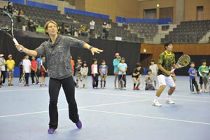 テニスクリニックでデモンストレーションを行うメスタッチ選手(左)と近藤選手(右)