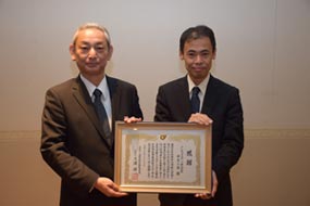 感謝状を手にする浅川工場長（左）と富川総務課長（右）