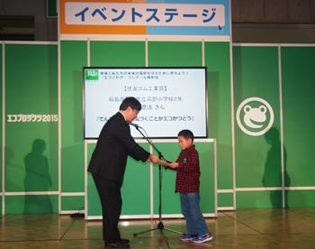 表彰を受ける緑川 遼汰さん(右)と当社宮崎安全環境管理部長