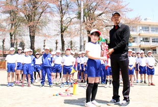 写真(左)：矢吹町立矢吹小学校を訪問した岩田 寛プロと生徒たち