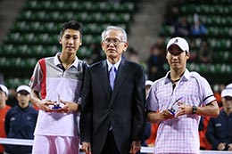 右：綿貫裕介選手／左：綿貫陽介選手／中央：日本テニス協会会長　畔柳信雄氏