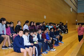 選手の練習を見学中の元城小学校4年生の生徒たち