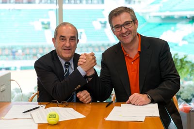 （右）バボラVS社社長のエリック・バボラ氏　（左）フランステニス連盟会長のジャン・ガシャサン氏