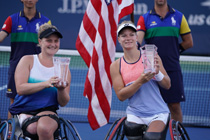 車いすテニス女子ダブルス優勝 アニーク・ファン・クート選手（写真左）