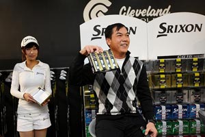「スリクソン Z-STAR」ボールの説明をする張連偉(ジャン・リャン・ウェイ)選手