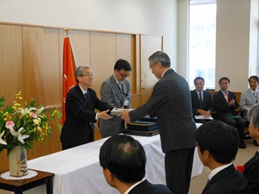 登録証授与式の様子(左は国立科学博物館館長 近藤信司氏)