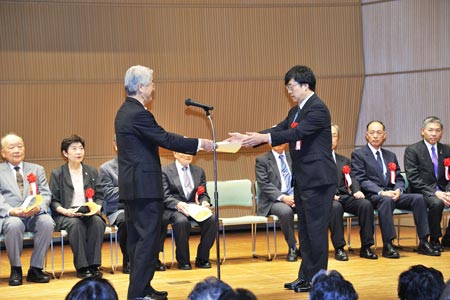 受賞式の様子(左は矢田神戸市長)