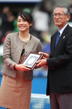 左：中村藍子選手　右：日本テニス協会　会長　畔柳信雄氏