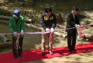 記念式典の様子(中央は吉岡工場長)