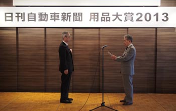 受賞式の様子(左:タイヤ技術本部 第一技術部長 鈴木俊昭)