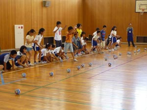 完成したスクローラーで遊ぶ児童