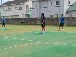 指導を行う谷澤英彦プロ