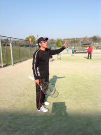 ジュニアに指導をする鈴木貴男プロ