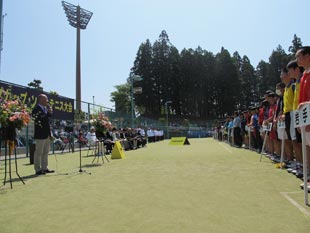 開会式で挨拶をする(株)ダンロップスポーツマーケティング取締役 菱田実伯