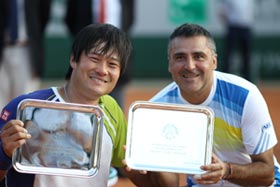 左:ダブルス優勝の盾と持つ国枝慎吾選手