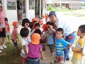 吉見こども園のみなさんにカブトムシを寄贈