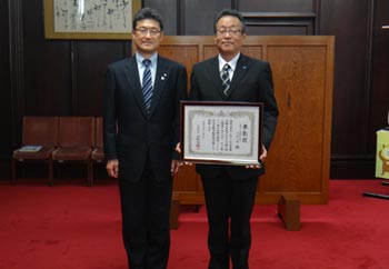 授賞式の様子(左は河野宮崎県知事)