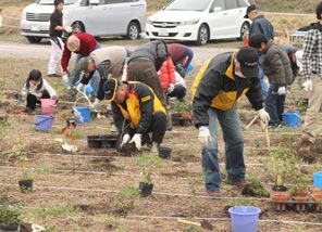 今年3月に行われた堺第7-3区共生の森での植樹風景