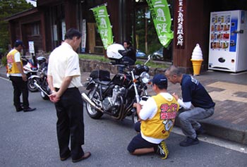 タイヤ点検活動の様子(2013年実施時)