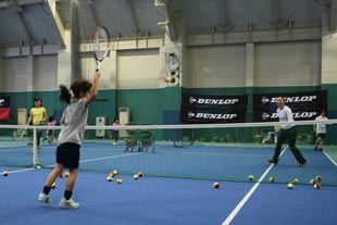 「PLAY+STAY」で子供とテニスをする清水プロ(写真右)
