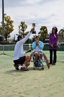 トークショーで全豪オープンダブルス優勝トロフィーを紹介する上地結衣選手