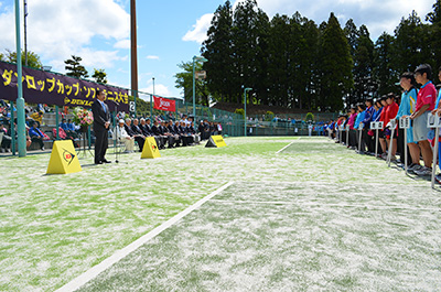 開会式で挨拶をする(株)ダンロップスポーツマーケティング専務取締役　三村修平