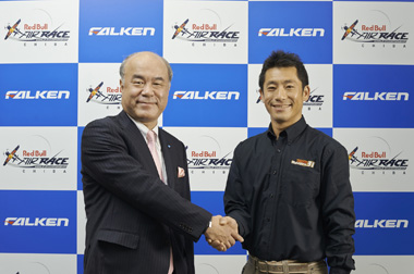 左:池田社長、右:室屋義秀選手
