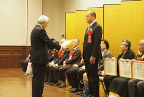 受賞式の様子(右:材料企画部 石田部長)