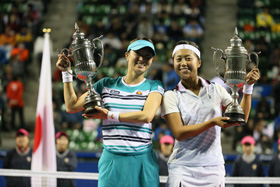 女子ダブルス優勝 久見香奈恵選手(左)
