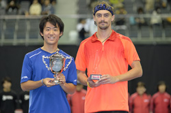 左:優勝 西岡良仁選手 右:準優勝 アレクサンドル・クドリャフツェフ選手