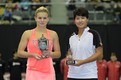 左:優勝 ヤナ・フェット選手 右:準優勝 ルクシカ・カムカム選手