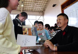 写真(右)：矢吹町立矢吹小学校を訪問した岩田 寛プロと生徒たち