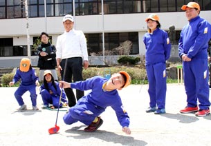 写真(右)：天栄村立湯本小学校を訪問したI・J・ジャンプロと生徒たち
