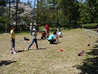 写真(右)：スナッグゴルフ体験会に参加した子供たち