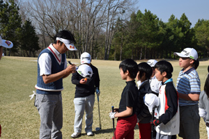 山下プロから子供たちにサイン