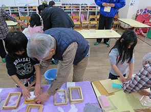 「ダンロップ環境教室」はがきづくり風景