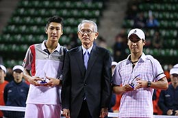 右:綿貫裕介選手/左:綿貫陽介選手/中央:日本テニス協会会長 畔柳信雄氏