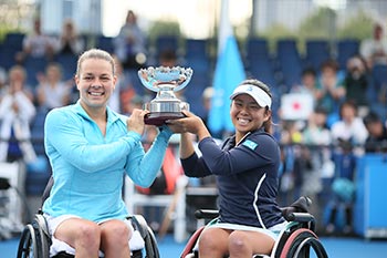 ダブルス優勝 上地結衣選手(右)