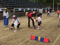 写真(左)：スナッグゴルフ体験会に参加した子供たち